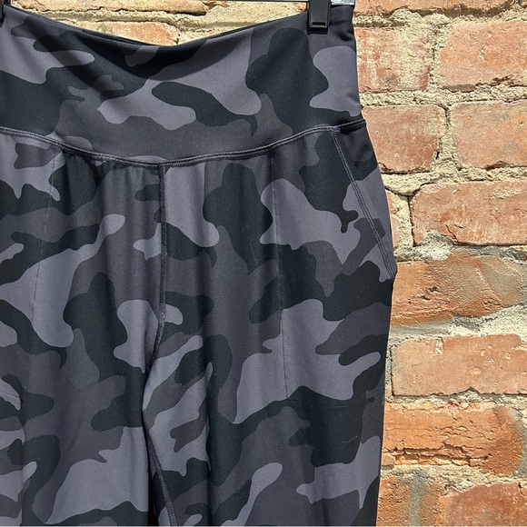 Old Navy High-Waisted Black Camo Print Joggers - Picture 7 of 11